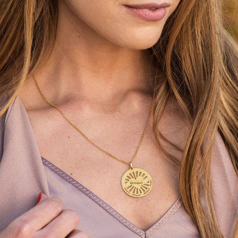 Grandma Circle Pendant Necklace with Engraving in 18K Gold Plating